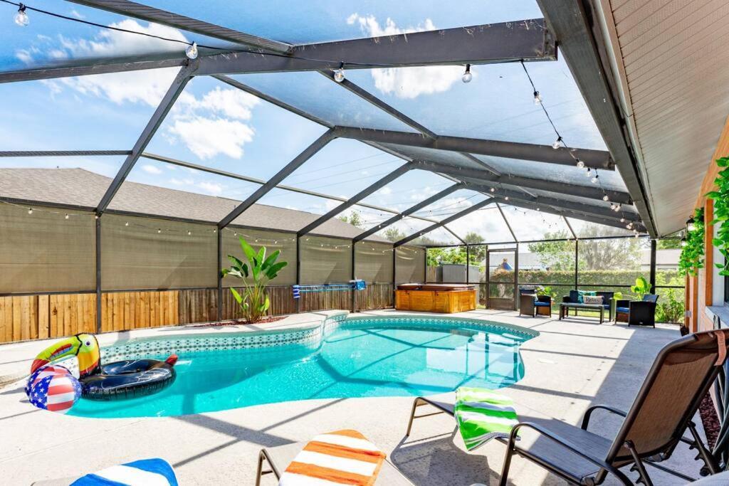 The Pelican/pool/hottub/gameroom Holiday home